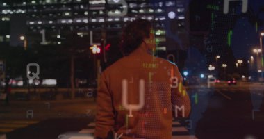 Harflerin, numaraların, şehirdeki iş adamlarının mali veri işlemlerinin görüntüsü. Küresel hesaplama, finans, iş ve veri işleme kavramı dijital olarak oluşturulmuş görüntü.