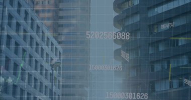 Çoklu grafikler, veritabanı, şehirdeki modern binalar üzerindeki değişen numaralar. Dijital bileşik, çoklu pozlama, kodlama, iş, teknoloji, ilerleme, mimari