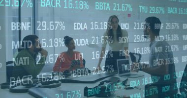 İş adamları üzerinden finansal veri işleme görüntüsü. Küresel iş, finans, veri işleme ve hesaplama kavramı dijital olarak oluşturulmuş görüntü.