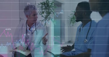 Değişen numaralarla birden fazla grafik, hastanede çeşitli doktorların tartışması. Dijital bileşik, çoklu pozlama, rapor, iş, büyüme, sağlık, takım çalışması ve sağlık konsepti.
