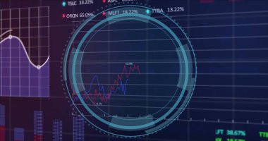 Çoklu grafikler, alım satım tahtaları ve bilgisayar dilinde daireler yüklerken kalkan görüntüsü. Dijital olarak üretilmiş, hologram, rapor, iş dünyası, borsa, kodlama ve teknoloji kavramı.