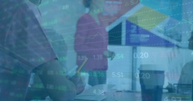 Muhtelif meslektaşların ofiste toplanmasıyla ilgili finansal veri işleme resmi. İş, finans, takım çalışması ve dijital görüntü arayüzü kavramı.