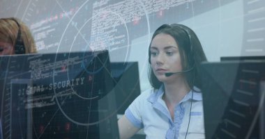 Kafkasyalı bir kadının ofisinde telefon kulaklığıyla konuşmasının veri işleme görüntüsü. İş verileri ve analitik teknoloji kavramı