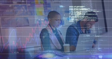 Grafikler, ikili kodlar, mercek fişeği, programlama dili, dizüstü bilgisayar kullanan çeşitli iş arkadaşları. Dijital bileşik, çoklu pozlama, rapor, finans, kodlama, iş ve teknoloji kavramı.