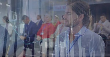 Ofisteki iş adamları üzerinde finansal veri işleme resmi. Küresel iş, finans, hesaplama, bağlantılar ve veri işleme kavramı dijital olarak oluşturuldu.