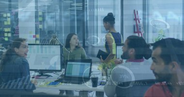 Grafiklerin resmi, çeşitli kadın iş arkadaşlarının daireleri satış hedefine ulaşmak için beşlik çakıyor. Dijital bileşik, çoklu pozlama, ilerleme, takım çalışması, kutlama, rapor ve teknoloji.