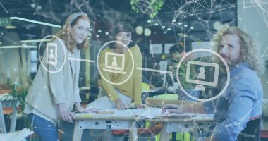 Ofiste çalışan farklı iş adamlarının ikonlarıyla olan bağlantı ağının görüntüsü. Küresel iş, finans ve dijital arayüz kavramı, dijital olarak oluşturulmuş görüntü.