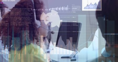 Ofiste gülümseyen telefon kulaklığı takan bir kadının istatistiksel veri işleme görüntüsü. İş verileri ve analitik teknoloji kavramı