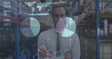 Beyaz erkek depo çalışanı yerine finansal grafikler. iş, finans ve dağıtım hizmetleri kavramı dijital olarak oluşturulmuş görüntü.