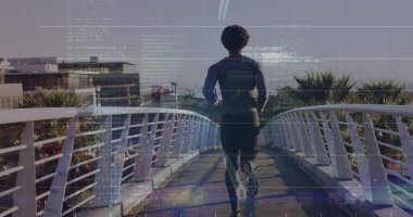Şehirdeki yaya köprüsünde koşan Afro-Amerikan bir adamın dikiz aynasından bilgisayar dili görüntüsü. Dijital bileşim, programlama, kodlama, atlet, egzersiz, fitness, iş, teknoloji.