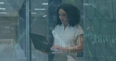 Dizüstü bilgisayar kullanan iki ırklı iş kadınının mali veri işleme görüntüsü. Küresel iş, finans, bilgisayar ve veri işleme kavramı dijital olarak oluşturulmuş görüntü.