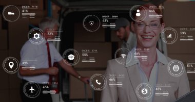 Depoda gülümseyen beyaz kadın yöneticinin portresine karşı veri işleme görüntüsü. Gelecekteki tedarik zinciri ve lojistik ağ işi kavramı