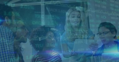 Ofisteki çeşitli iş adamlarının veri işleme görüntüsü. Küresel iş ve dijital arayüz kavramı dijital olarak oluşturulmuş görüntü.