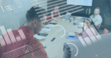 Ofiste toplanan çeşitli iş adamlarının veri işleme görüntüsü. Küresel iş, finans ve dijital arayüz kavramı, dijital olarak oluşturulmuş görüntü.