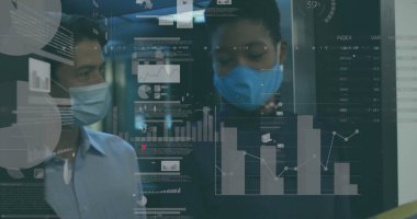Ofisteki maske takan çeşitli iş adamlarının finansal veri işleme görüntüsü. Küresel covid 19 salgın, iş, bilgisayar ve veri işleme kavramı dijital olarak oluşturulmuş görüntü.