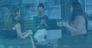 Muhtelif meslektaşların ofiste toplanmasıyla ilgili finansal veri işleme resmi. İş, finans, takım çalışması ve dijital görüntü arayüzü kavramı.