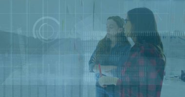 Ofiste çalışan iş kadınlarının mali veri işleme görüntüsü. Küresel hesaplama, finans, iş ve veri işleme kavramı dijital olarak oluşturulmuş görüntü.