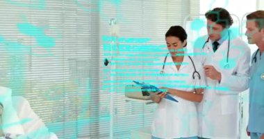 Çeşitli doktorların iş tartışmalarında veri işleme animasyonu. Tıp, teknoloji ve dijital arayüz kavramı dijital olarak oluşturulmuş video.