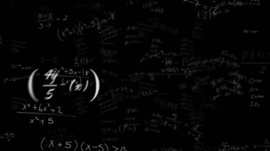 Matematiksel veri işlemenin siyah arkaplan üzerindeki animasyonu. Küresel bilim, eğitim, bağlantılar, hesaplama ve veri işleme kavramı dijital olarak oluşturulmuş video.