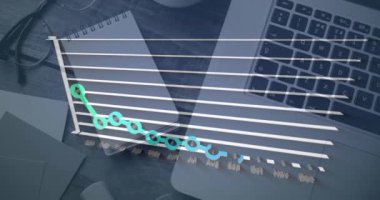 Masadaki dizüstü bilgisayar ve defter üzerinden finansal veri işleme animasyonu. İş, finans, bilgisayar ve dijital arayüz kavramı dijital olarak oluşturulmuş video.