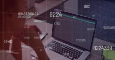 Bilgisayarı kullanan Afro-Amerikan iş kadınının finansal veri işleme animasyonu. Dijital olarak oluşturulmuş küresel bağlantılar, hesaplama ve veri işleme kavramı.