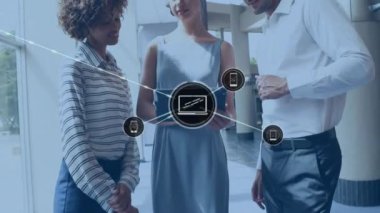 Ofisteki çeşitli iş adamları üzerinde aygıt simgeleriyle bağlantı ağının animasyonu. Küresel finans, iş, bağlantılar, hesaplama ve veri işleme kavramı dijital olarak oluşturulmuş video.