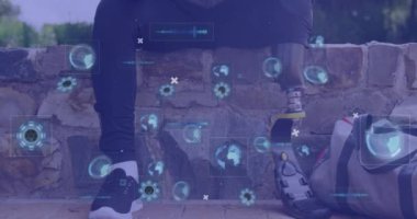 Uzuvları yapay akıllı telefon kullanan Afro-Amerikan bir adam hakkında bilgi ve dürbünün animasyonu. Dijital olarak oluşturulmuş küresel bağlantılar, hesaplama ve veri işleme kavramı.