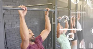 Veri işleme ve diyagramlarının animasyonu. Çeşitli insanlar jimnastiğe geliyor. Spor ve dijital arayüz konsepti dijital olarak oluşturulmuş video.