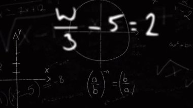 Karanlık arka planda matematiksel veri işleme animasyonu. Küresel bilim, bilgisayar ve veri işleme kavramı dijital olarak oluşturulmuş video.