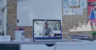 Dizüstü bilgisayardaki erkek öğretmen üzerinden veri işleme animasyonu. Uzaktan eğitim, eğitim, bilgisayar ve veri işleme kavramı dijital olarak oluşturuldu.