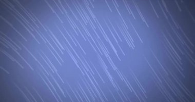 Mor arkaplanda hareket eden parlak ışık izlerinin animasyonu. Renk, şekil, ışık ve hareket konsepti dijital olarak oluşturulmuş video.