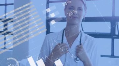 Ofisteki Kafkasyalı mutlu iş kadınının veri işleme ve diyagramlarının animasyonu. Teknoloji, iş ve dijital arayüz kavramı dijital olarak oluşturulmuş video.