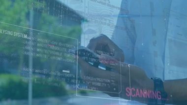 Akıllı telefon kullanan bir adamın veri işleme işleminin animasyonu. Küresel teknoloji, bağlantılar, hesaplama ve veri işleme kavramı dijital olarak oluşturulmuş video.