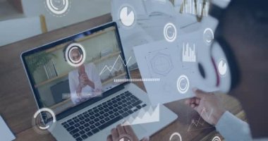 Bilgisayar ekranında bayan öğretmenle çevrimiçi öğrenme üzerine veri işleme animasyonu. Uzaktan eğitim, eğitim, bilgisayar ve veri işleme kavramı dijital olarak oluşturuldu.