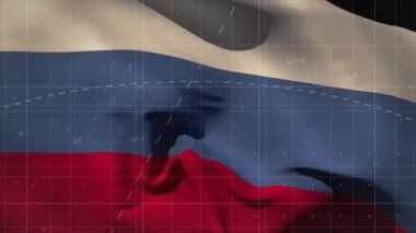 Rusya bayrağı üzerinde matematiksel veri işleme animasyonu. Küresel bilim, eğitim, bağlantılar, hesaplama ve veri işleme kavramı dijital olarak oluşturulmuş video.