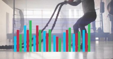 Beden eğitiminde iplerle egzersiz yapan iki ırklı adamın veri işleme ve diyagramlarının animasyonu. Spor ve dijital arayüz konsepti dijital olarak oluşturulmuş video.