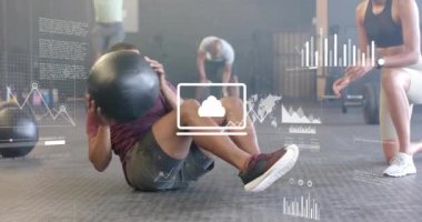 Spor salonunda toplarla egzersiz yapan farklı insanların veri işleme ve diyagramlarının animasyonu. Spor ve dijital arayüz konsepti dijital olarak oluşturulmuş video.