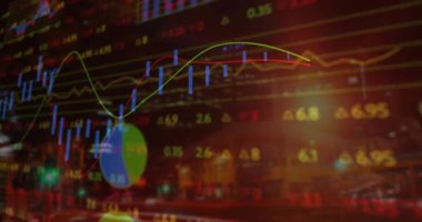 Şehir manzarası üzerinde finansal veri işleme animasyonu. Küresel finans, iş, bağlantılar, hesaplama ve veri işleme kavramı dijital olarak oluşturulmuş video.