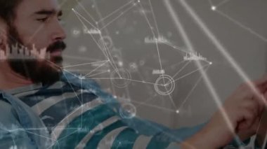 Tablet kullanan beyaz adam üzerindeki bağlantı ağının animasyonu. Dijital olarak oluşturulmuş küresel bağlantılar, hesaplama ve veri işleme kavramı
