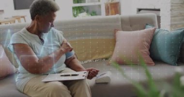 Üst düzey melez kadının kardiyografinin panoya not almasıyla ilgili animasyon. Tıp, emeklilik ve dijital arayüz konsepti dijital olarak oluşturulmuş video.