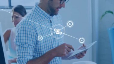 Tablet kullanan beyaz adamın üzerindeki simgelerle bağlantı ağının animasyonu. Küresel teknoloji, bağlantılar, hesaplama ve veri işleme kavramı dijital olarak oluşturulmuş video.