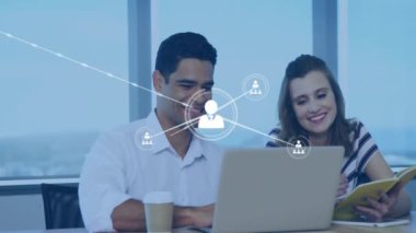 Ofisteki farklı iş adamlarının insanlarla olan bağlantılarının animasyonu. Küresel finans, iş, bağlantılar, hesaplama ve veri işleme kavramı dijital olarak oluşturulmuş video.