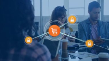 Ofisteki çeşitli iş adamları üzerinden tramvay ikonlarıyla bağlantı ağının animasyonu. Küresel finans, iş, bağlantılar, hesaplama ve veri işleme kavramı dijital olarak oluşturulmuş video.