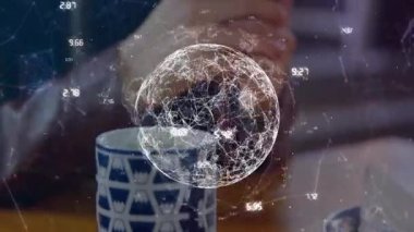 Akıllı telefon kullanan Asyalı kadın üzerinden dünya ile bağlantı ağının animasyonu. Teknoloji, iş ve dijital arayüz kavramı dijital olarak oluşturulmuş video.