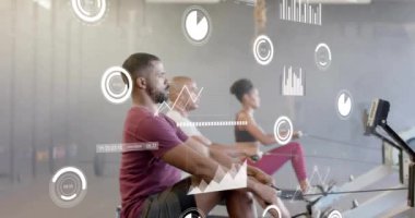 Beden eğitiminde kürek çeken farklı insanların veri işleme ve diyagramlarının animasyonu. Spor ve dijital arayüz konsepti dijital olarak oluşturulmuş video.