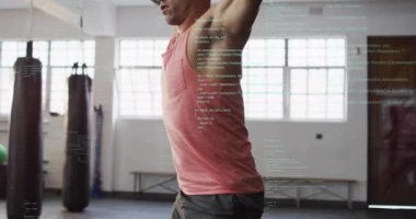 Spor salonunda ağırlık kaldıran beyaz tenli sporcunun veri işleme animasyonu. Teknoloji, spor ve dijital arayüz kavramı dijital olarak oluşturulmuş video.