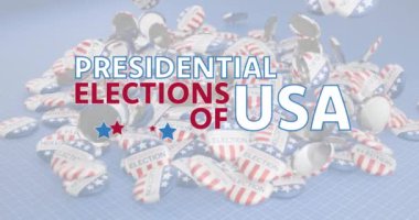 Düşen Amerikan bayrağı seçim rozetleri üzerine başkanlık seçimleri metni. Amerika, politika, demokrasi, iletişim, hükümet, seçim ve oylama, dijital olarak oluşturulmuş video.