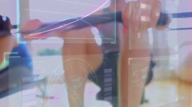 Spor salonunda kürek çeken beyaz sporcuların veri işleme ve diyagramlarının animasyonu. Teknoloji, spor ve dijital arayüz kavramı dijital olarak oluşturulmuş video.