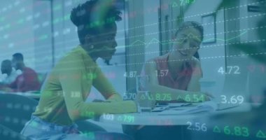 Ofisteki çeşitli iş adamları üzerinde finansal veri işleme animasyonu. Küresel finans, iş, bağlantılar, hesaplama ve veri işleme kavramı dijital olarak oluşturulmuş video.