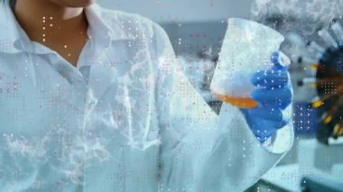Melez kadın bilim adamının laboratuvarda bilimsel veri işleme animasyonu. Küresel bilim, veri işleme, bağlantılar, hesaplama ve veri işleme kavramı dijital olarak oluşturuldu.